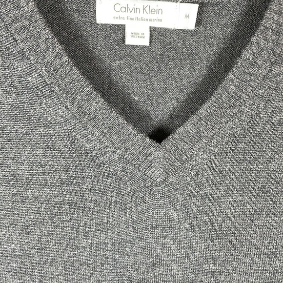 Calvin Klein mens dark gray pullover V-neck Italian fine merino wool sweater M - Picture 8 of 8